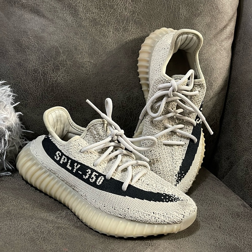 Shoes mans size 4.5 but in women can fit 6-6.5